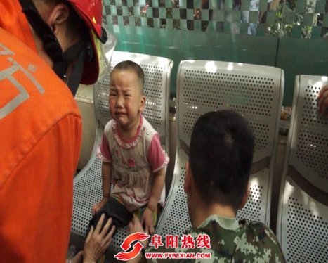 临泉一医院座椅卡住男童  幸被消防员及时解救
