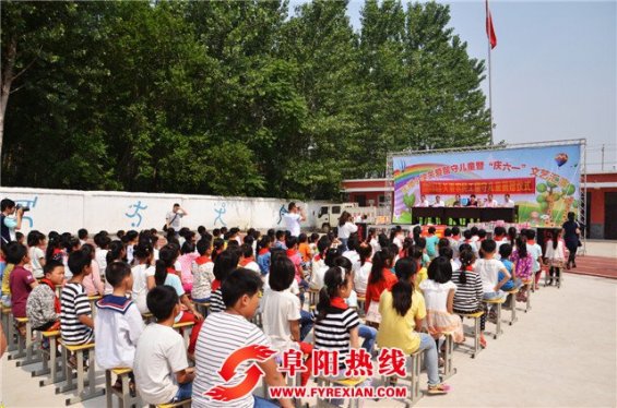 阜阳华联集团关爱留守儿童捐赠15000元学习用品