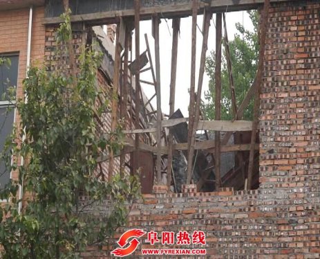 太和：自建房屋屋顶坍塌 致使两名工人受伤