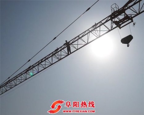 阜阳：劳务起纠纷 男子爬上百米塔吊