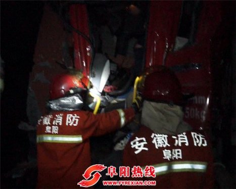 阜阳：两车碰撞货车失控  撞进路边店铺
