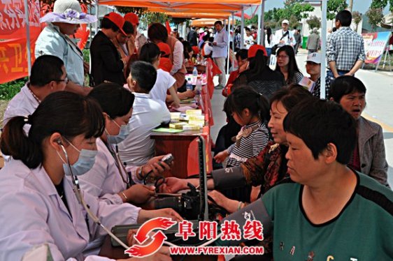 界首市芦村镇卫计联手借芍花文化节开展宣传义诊活动
