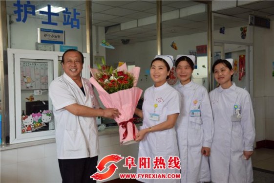 阜阳市二院领导护士节慰问一线护理人员