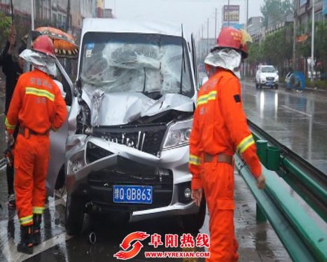 阜阳：雨天挡风玻璃起雾 男子擦拭玻璃不慎追尾