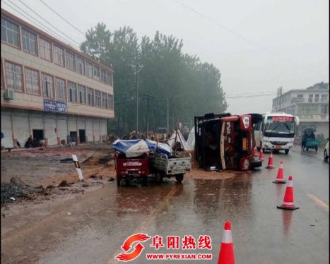 阜阳：运沙车侧翻砸翻三轮车 两男孩死亡