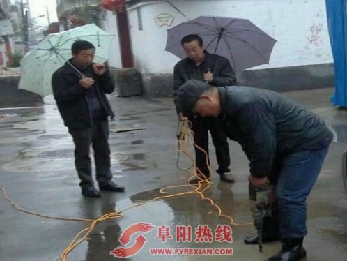 西城解放社区志愿者清理路面积水受欢迎