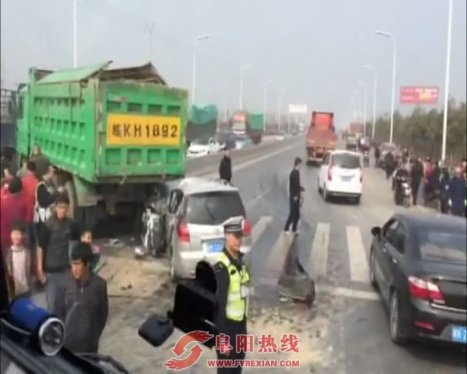 阜阳：货车违章掉头  轿车追尾司机命悬一线