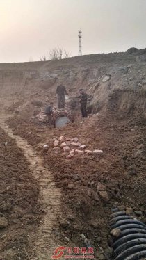 污水管网突然泄漏   两家单位紧急抢修