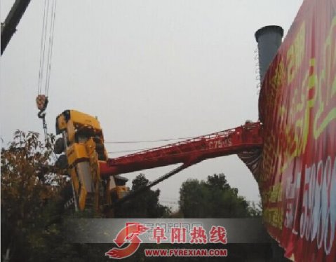 阜阳一辆大吊车拆广告牌时反被吊翻