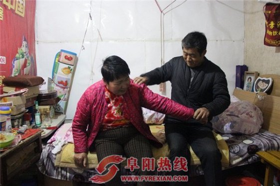 马万成十五年如一日照顾病患妻子