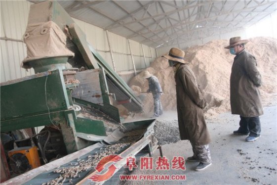 返乡大学生办厂   解决乡邻就业