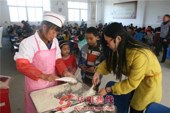阜南6.3万名农村学生吃上免费营养午餐