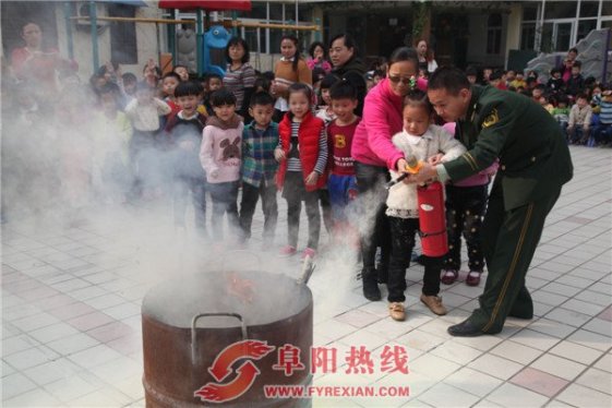 阜阳颍州区地直幼儿园举办消防演练