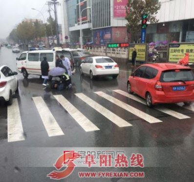 老人被撞倒地上 阜阳交警为他撑伞被过路行人拍照点赞