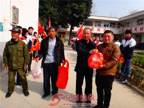 台胞陈复瑜先生与学雷锋志愿者慰问敬老院