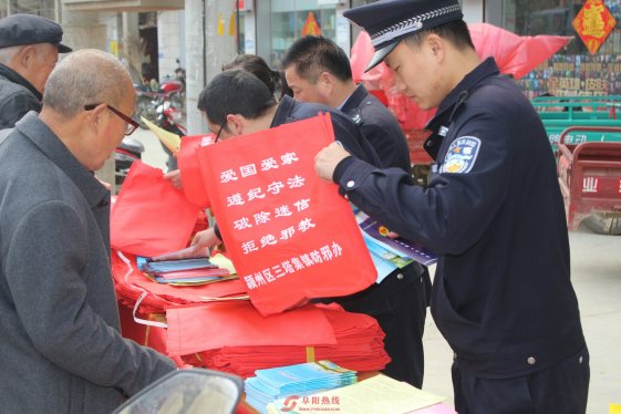 “红包”普法送群众