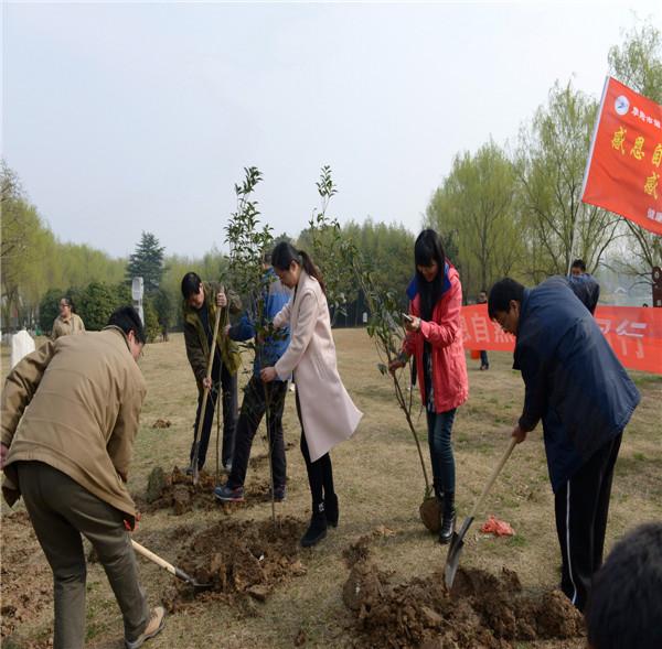 阜阳市二院开展“感恩自然 感控同行”义务植树活动
