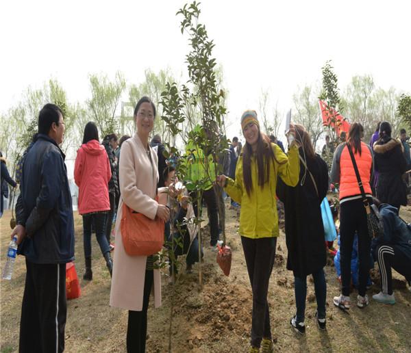 阜阳市二院开展“感恩自然 感控同行”义务植树活动