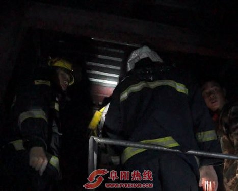 太和：观光电梯故障停运 8人被困半空