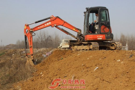 界首西城集中整治沙颍河堤坝环境卫生