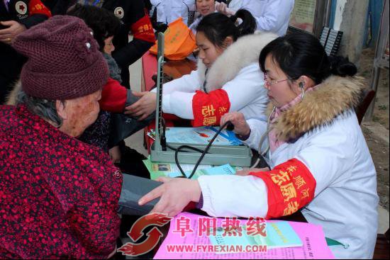 界首东城：学雷锋义诊 初春暖人心