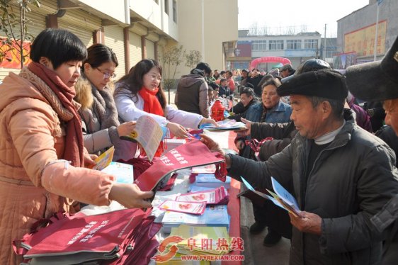 阜阳界首卫计委系统联手开展“接你回家”义诊活动