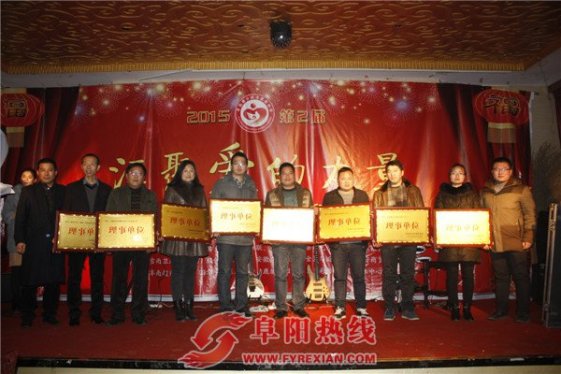 公益晚会现场爱心人士资助7名孤儿