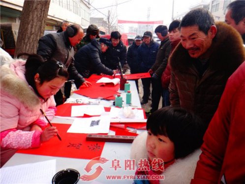 志愿者为群众写春联送祝福