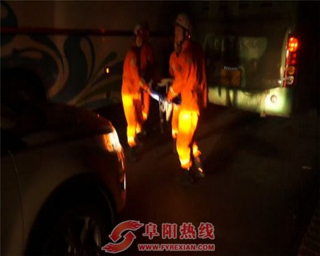 阜阳：路边结冰湿滑 客车起步侧翻7人受伤
