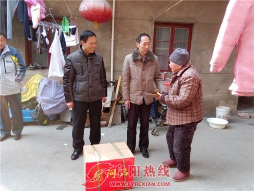 市民政局副局长王显明一行慰问颍州区困难群众