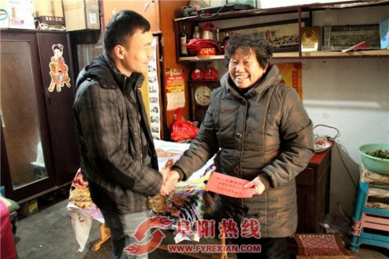 界首东城：情系道德模范 春节慰问暖人心