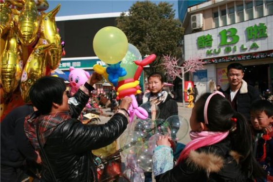 阜南居民张灯结彩庆新春