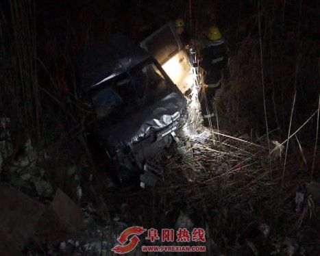 阜阳：疲劳驾驶坠河渠  司机待援玩手机