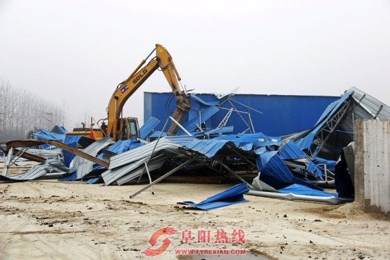 界首西城依法强制拆除5处违规搭建设施