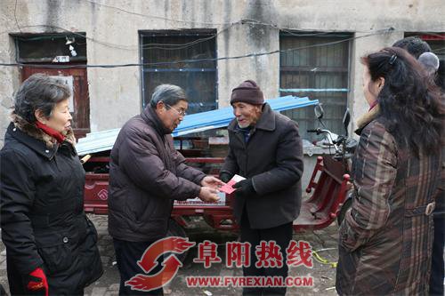 安徽华信药业看望慰问界首市困难群众