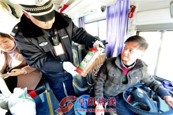 阜南春运第一天  交警冒寒潮上路执勤