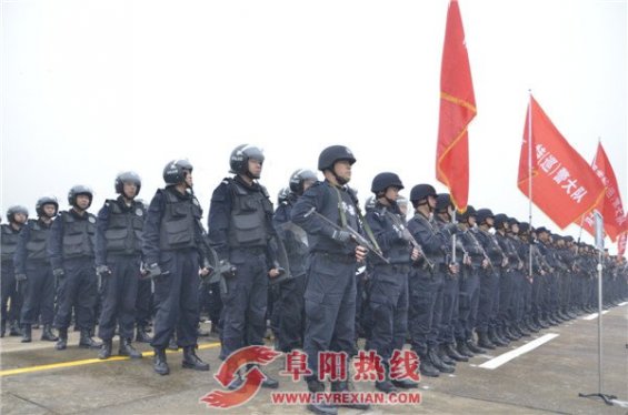 阜阳特警跨区域拉练显警威