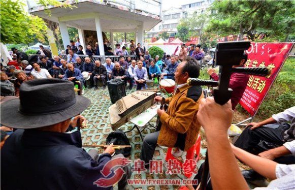 阜南：国庆广场文艺群众喜