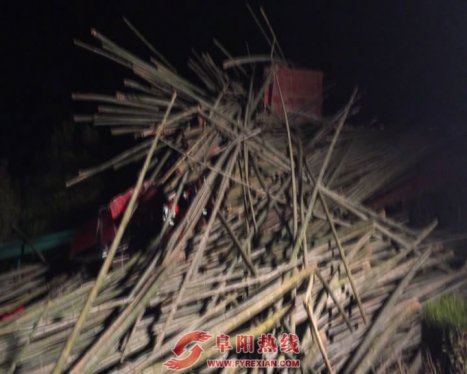 满载毛竹货车与拉石子货车追尾  致两人被埋