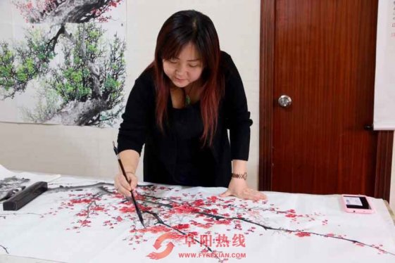著名女画家张明莅临太和文化艺术交流中心