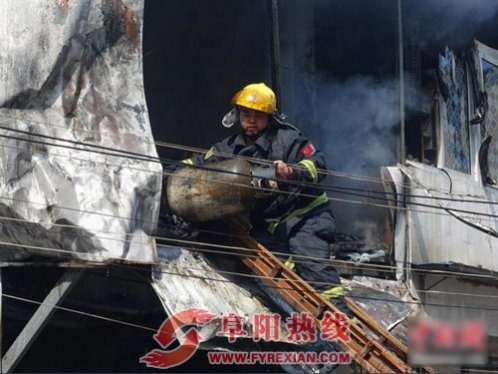 阜阳一民房起大火 消防员现场抢出液化气罐