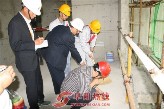 国家住建部工程质量治理两年行动检查组来界首开展监督