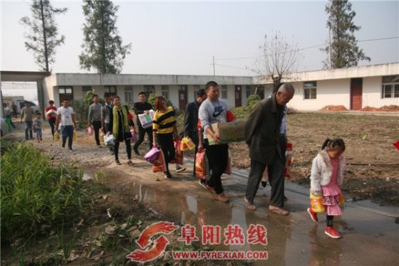 重阳节前阜南义工情暖孤寡老人