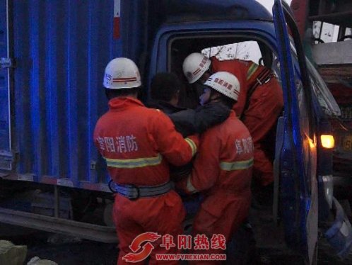 阜阳一货车追尾公交车  被困司机淡定玩手机（图）