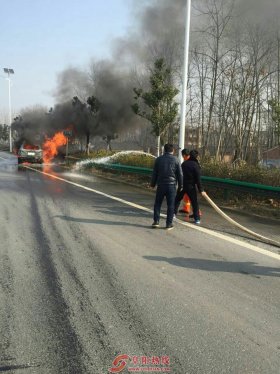 行驶轿车突自燃 民警消防齐救援