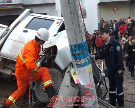 货车为躲过路狗 撞上路边电线杆致一人被困