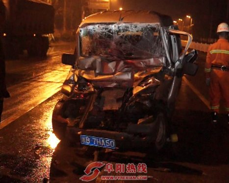 普降大暴雨 阜阳发生两起交通事故造成人员被困