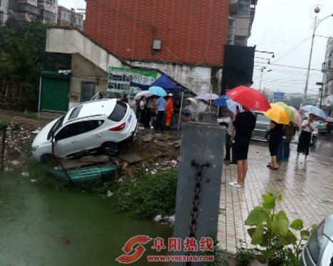 太和：错把油门当刹车 女司机驾车险坠河（图）