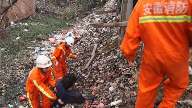 阜阳一醉汉被卡粪坑  消防营救遭拒恐收费