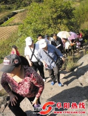 200名老人登浮山、逛小镇、品美食